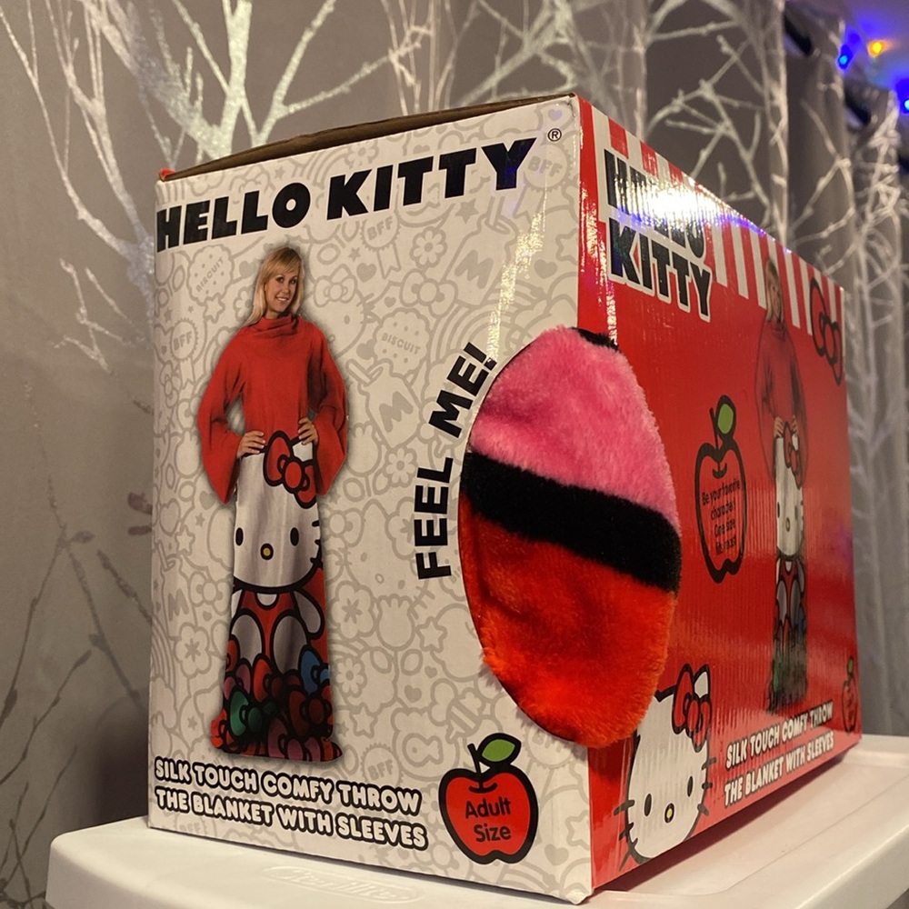 BNIB Hello Kitty Silk Touch Throw With Sleeves